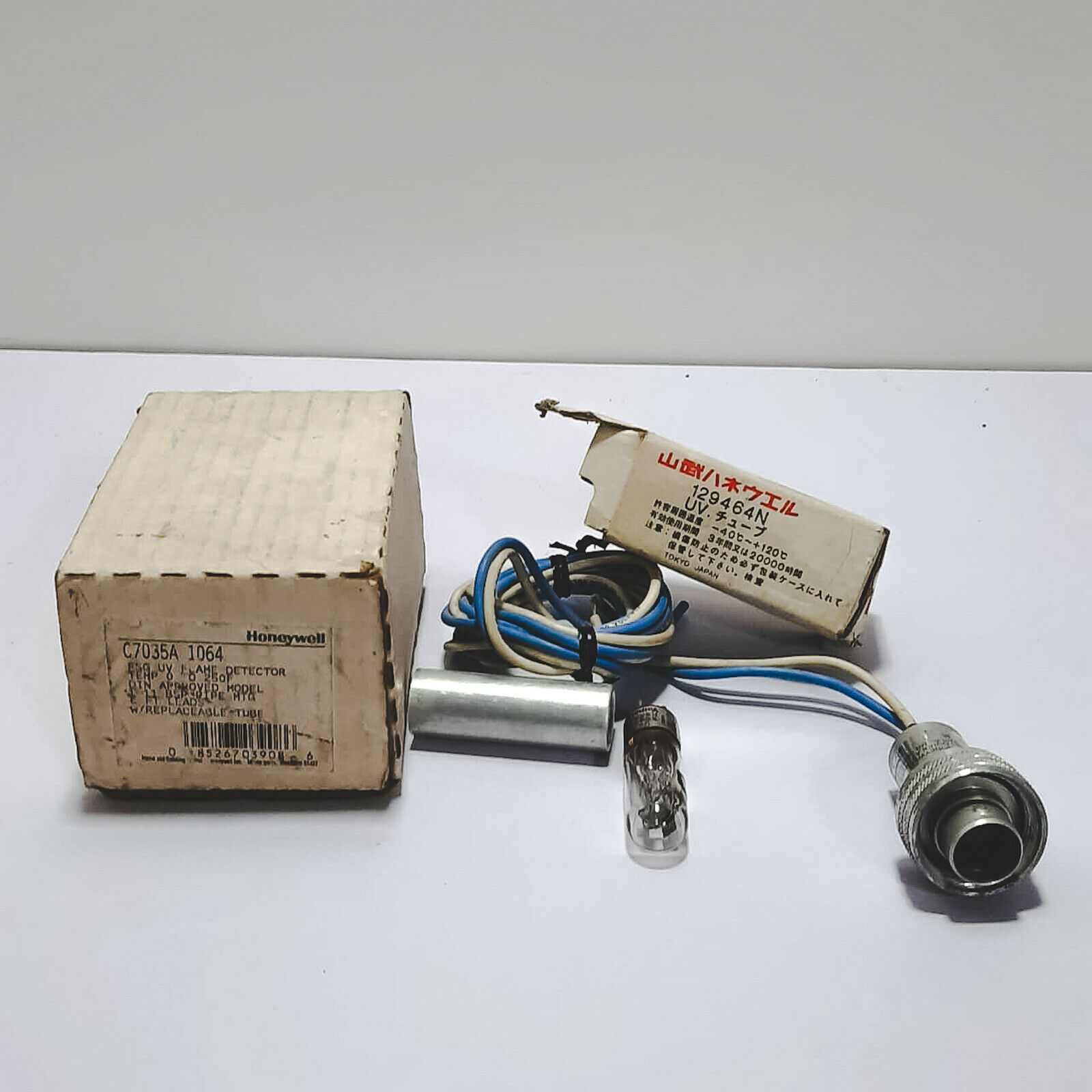 HONEYWELL C7035A-1064 UV FLAME DETECTOR with 129464N UV SENSING TUBE