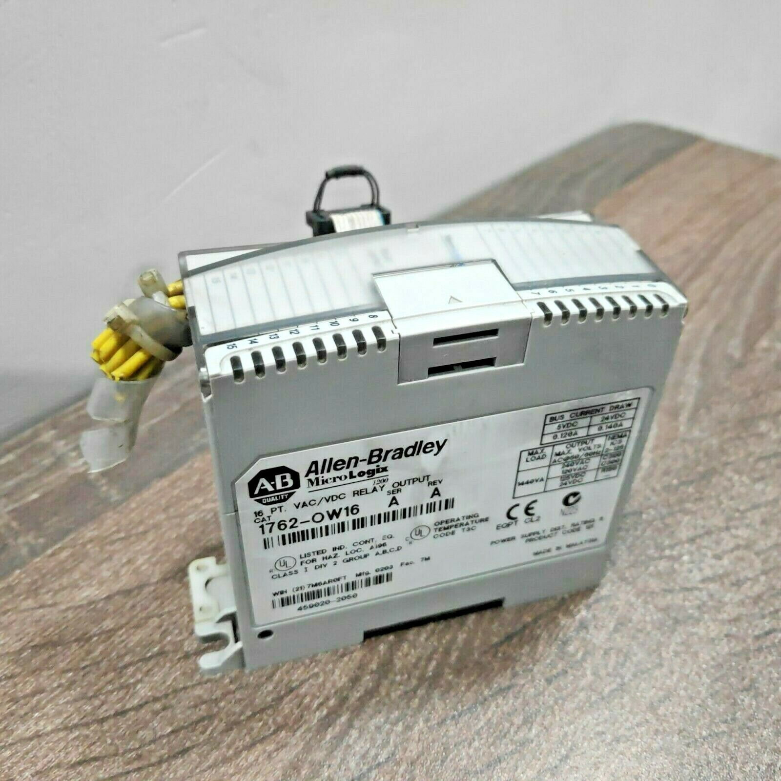 ALLEN BRADLEY 1762-OW16 SER.A REV.A MICROLOGIX 1200 16 POINT OUTPUT MODULE