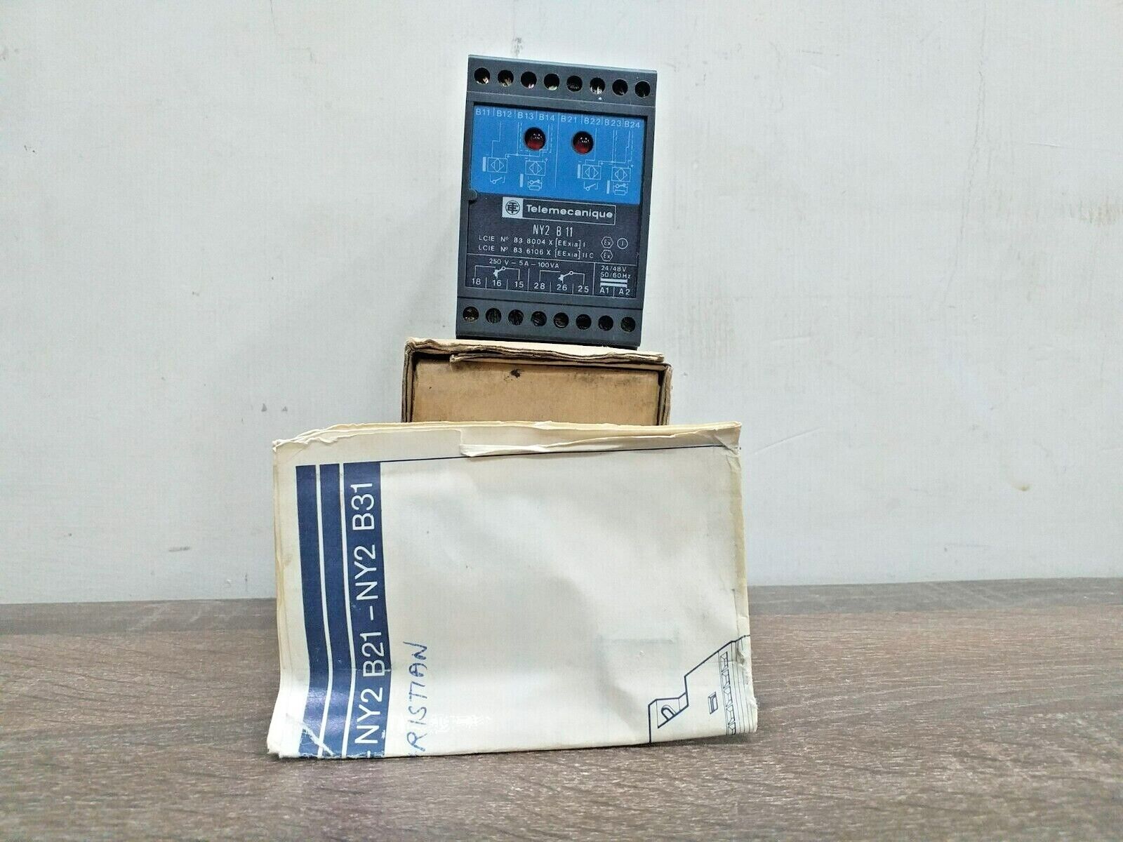 TELEMECANIQUE NY2-B11 SAFETY BARRIER RELAY