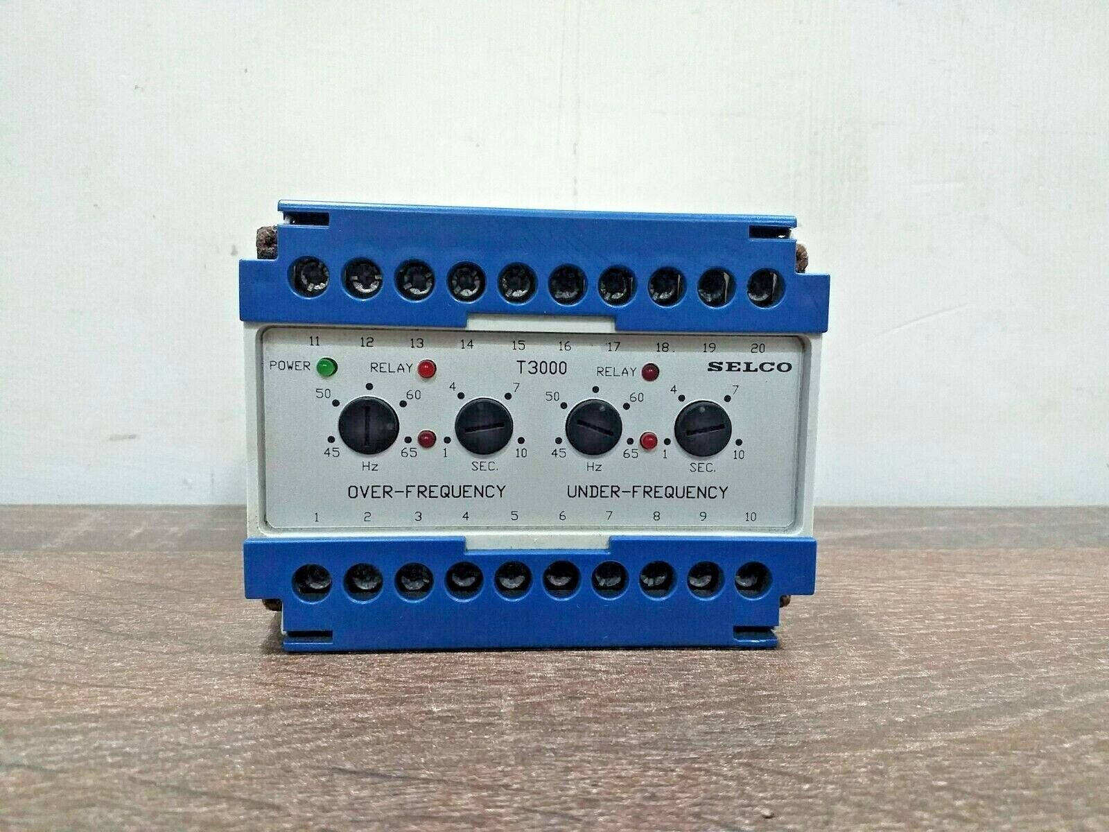 SELCO T3000-01 FREQUENCY RELAY
