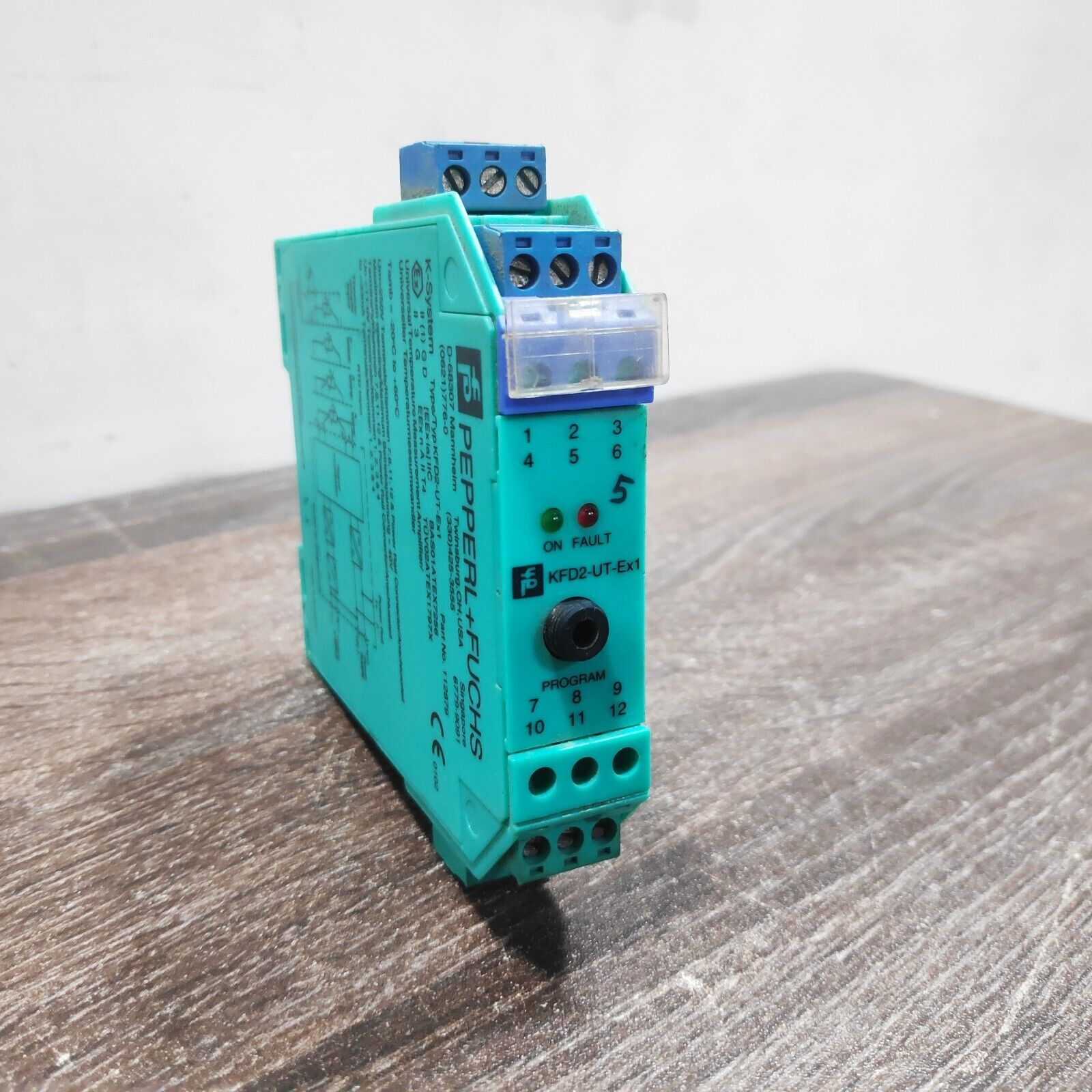 PEPPERL & FUCHS KFD2-UT-EX1 SIGNAL CONVERTER UNIVERSAL TEMPERATURE MEASUREMENT AMPLIFIER 1 CHANNEL 24 VDC DIN RAIL MOUNT NO DIRECT REPLACEMENT