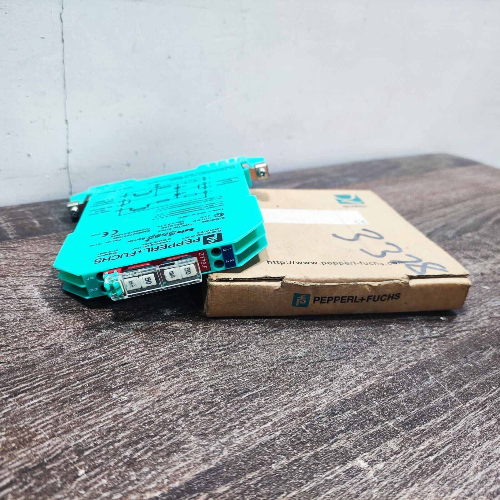 PEPPERL & FUCHS Z779.F 72176 2-CHANNEL ZENER BARRIER DIN RAIL MOUNTABLE 300 OHM NOMINAL 26.5 V AT 10 UA