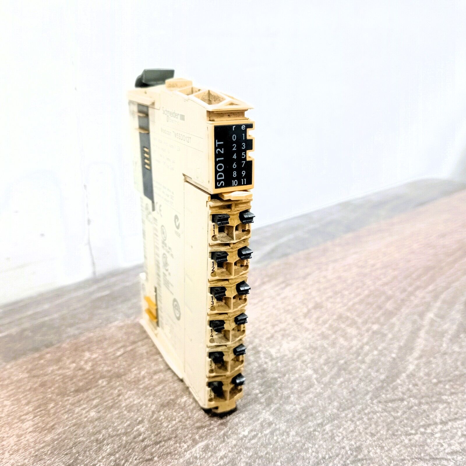 SCHNEIDER TM5SDO12T DISCRETE OUTPUT MODULE TM5 12DO 24VDC 0.5A 1WIRE IP20 WITH TM5ACBM11 BUS BASE
