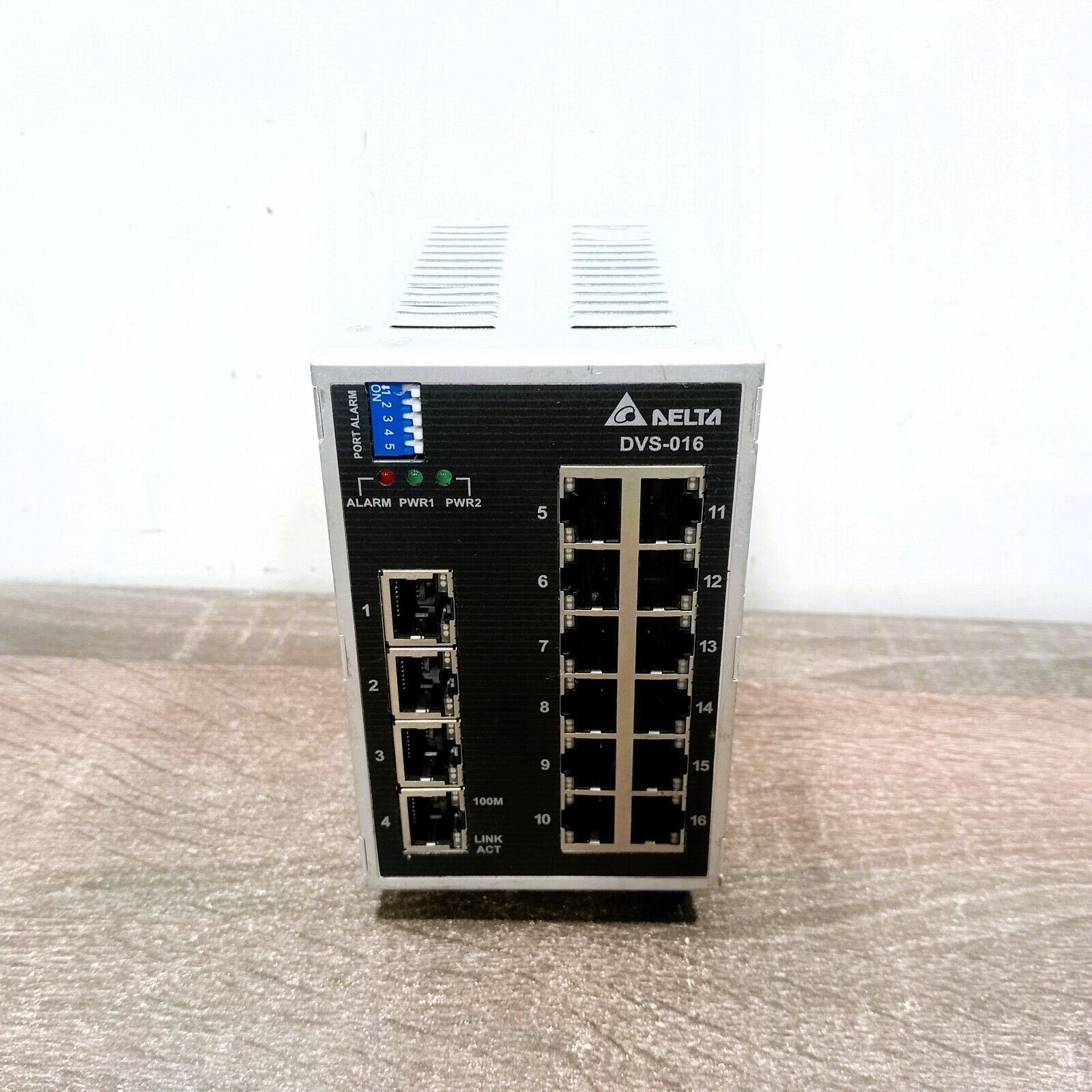 DELTA DVS-016W01 WIDE TEMP UNMANAGED ETHERNET SWITCH W/BUILT-IN ALARM IO 16 PORTS