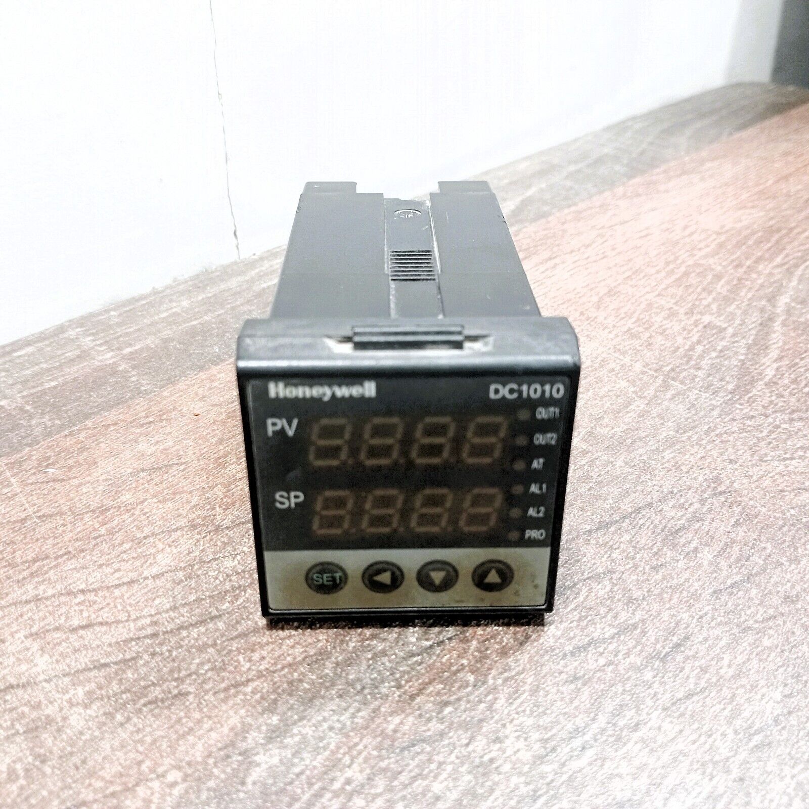 HONEYWELL DC1010CT-201000-E TEMPERATURE CONTROL MICROPRO VOLT VOLTAGE PULSE 20VDC/20 MA 1 ALARM RELAY 100 TO 240V AC 50/60HZ 8VA MAX