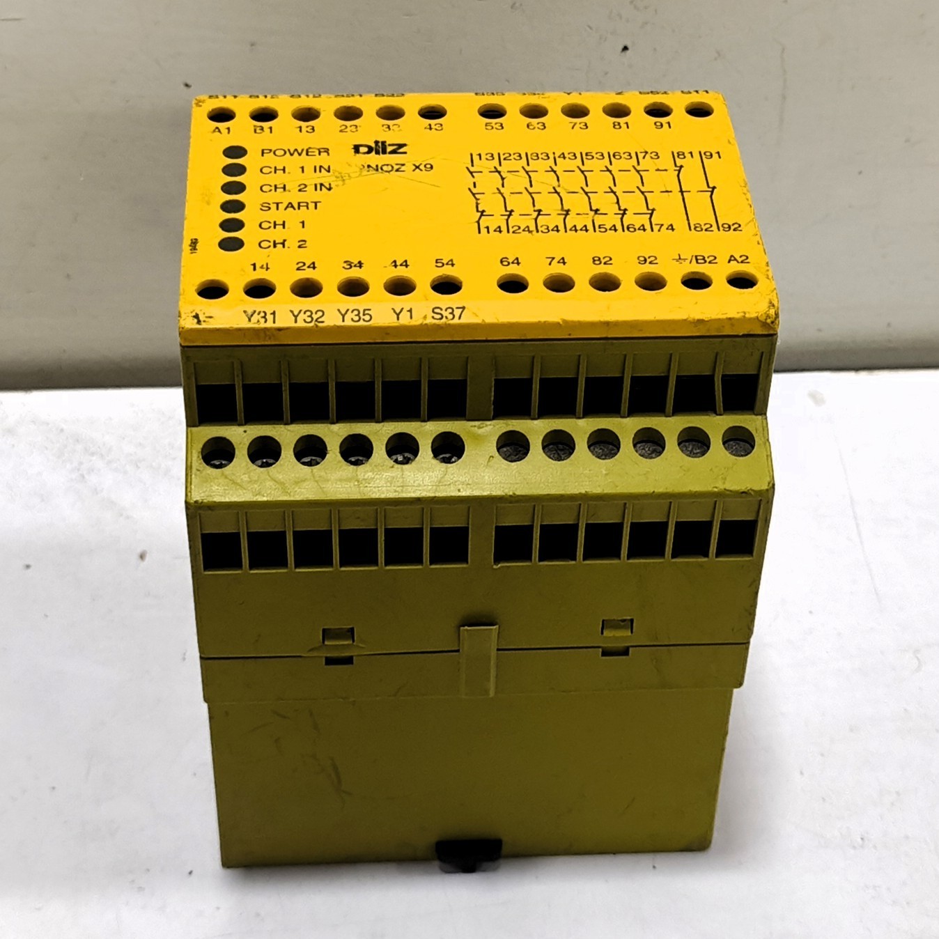 PILZ PNOZ X9 24VAC 24VDC 7N/O 2N/C 2SO SAFETY RELAY